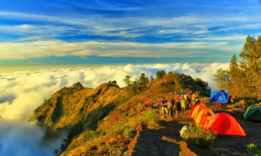 Gunung Kerinci wisata gunung terindah di Indonesia.