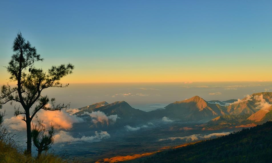 Gunung Rinjani wisata gunung terindah di Indonesia.
