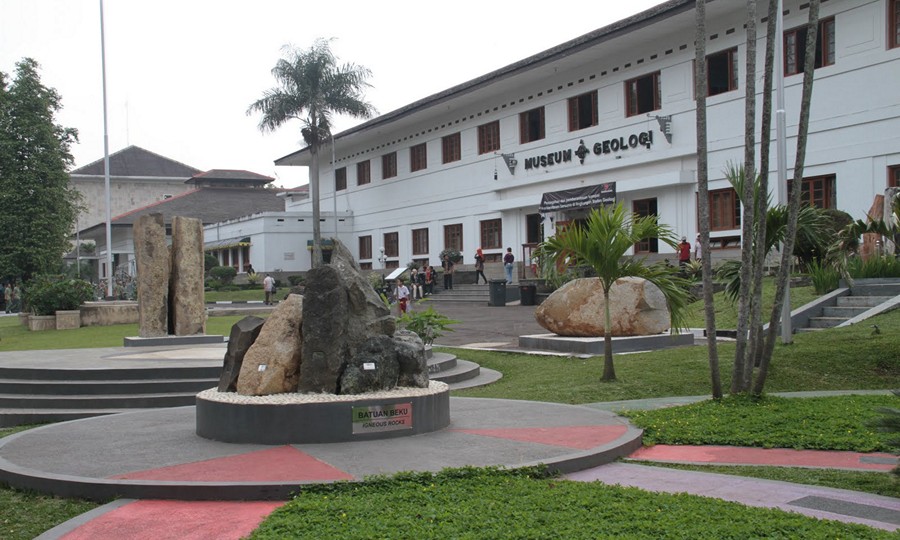 Batu-batu di Museum Geologi Bandung