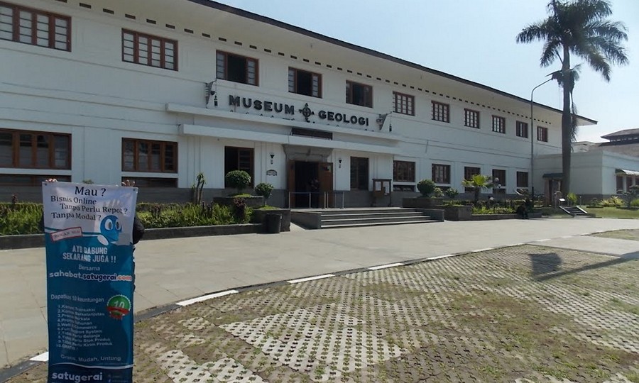 Belajar Gunung di Museum Geologi Bandung