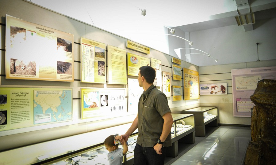 Bule Berkunjung ke Museum Geologi Bandung
