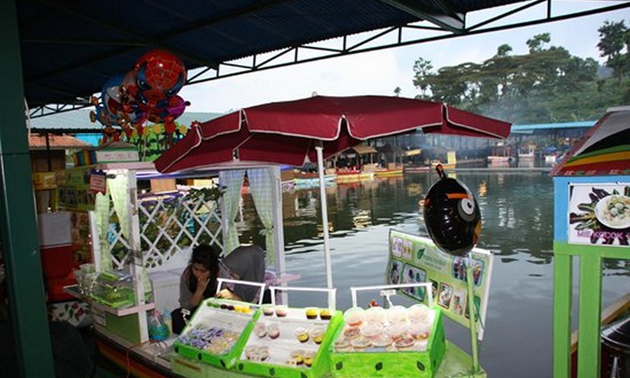 Floating Market Lembang Jual Makanan
