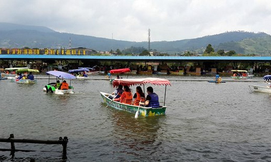 Floating Market Lembang Wahana Bermain Sampan