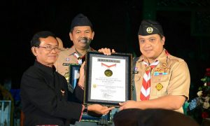 Kak Dede Yusuf Pramuka Terima Rekor Muri