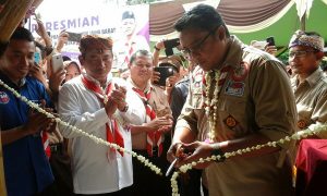 Kak Dede Yusuf Pramuka Gunting Pita