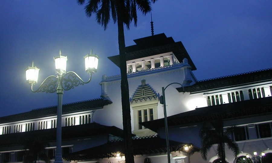 Lampu Malam di Gedung Sate Bandung