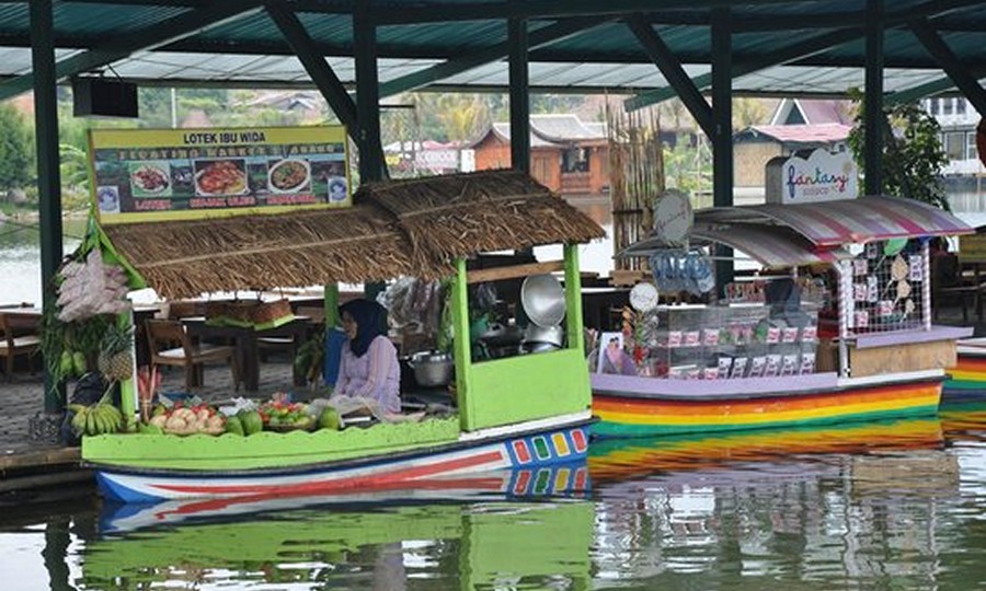Pasar Terapung di Floating Market Lembang
