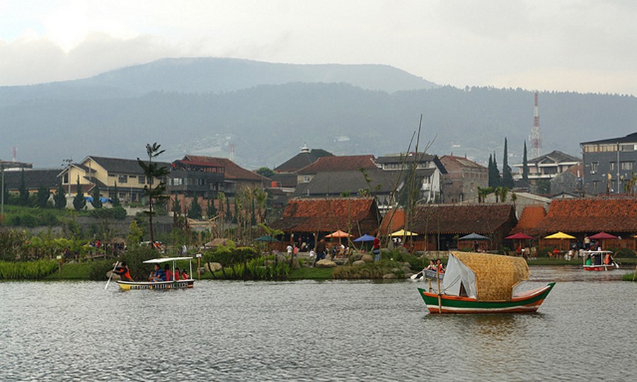 Perahu Kecil Floating Market Lembang