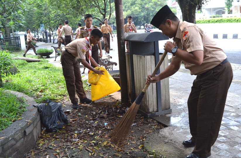 HUT Saka Wirakartika Ke-10 Gelar Aksi Kebersihan dan Bagi Sembako