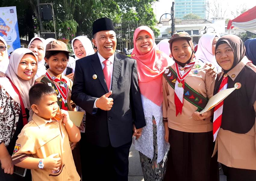 Walikota Bandung Sematkan Siaga Garuda   Pada Siswa SDT Krida Nusantara