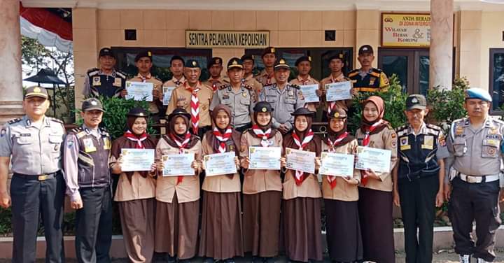 Kapolsek Ujungberung Beri Penghargaan  Karya Bhakti Lebaran 2019