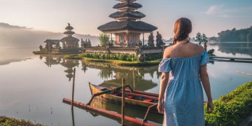 Bali menjadi Provinsi yang sangat terkenal keindahannya, hingga selalu ramai dikunjungi oleh para wisatawan lokal maupun luar negeri.