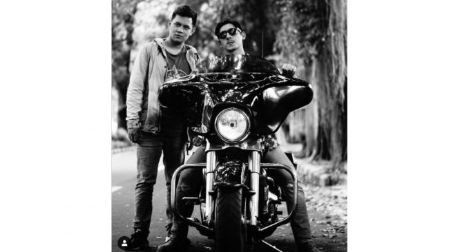 Gagahnya Arya Saloka pose dengan Harley-Davidson (Instagram)