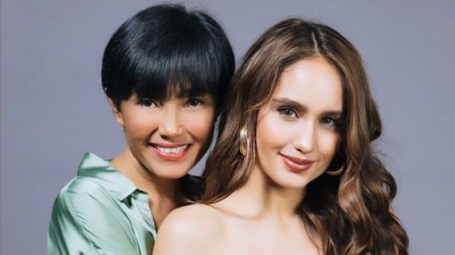 Herdiana dan Cinta Laura. Potret masa muda ibunda Cinta Laura. [Instagram/herdianak]