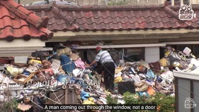 Viral pasangan lansia timbun sampah di rumah demi anak. (YouTube/WOW Video)