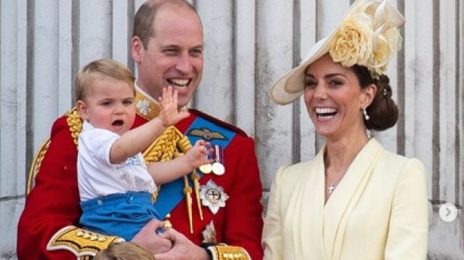 Pangeran William, Kate Middleton dan ketiga anaknya, Pangeran George, Putri Charlotte dan si bungsu Pangeran Louis. (Instagram @kensingtonroyal)