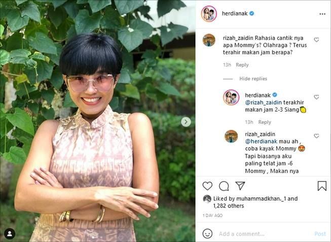 Ibu Cinta Laura bongkar rahasia cantik di usia 58 tahun. (Instagram/@herdianak)