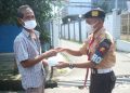 Pramuka Banyumas Berbagi Nasi kepada Warga