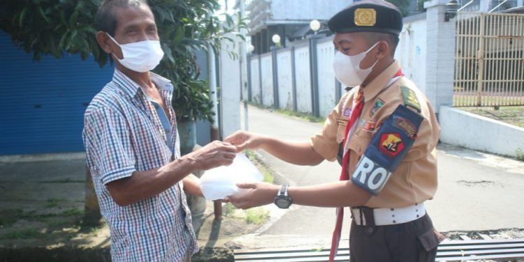 Pramuka Banyumas Berbagi Nasi kepada Warga