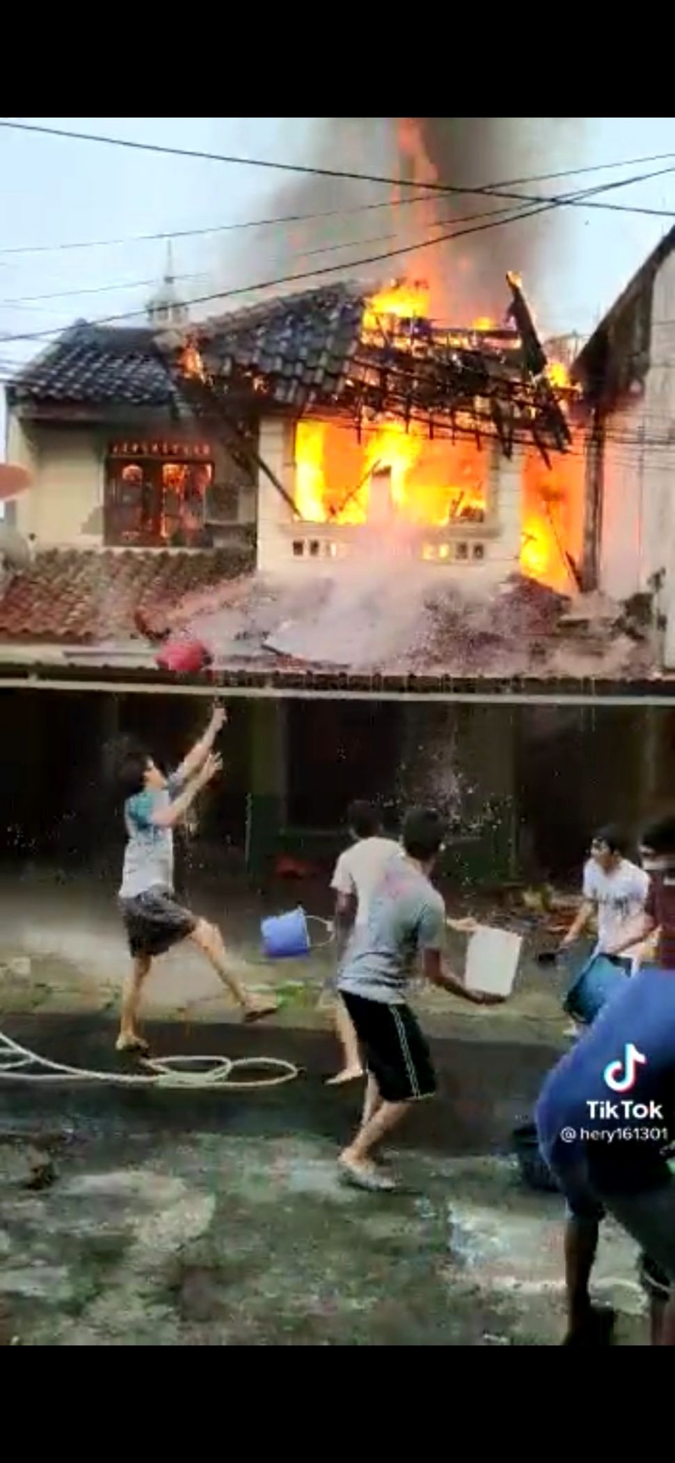 Viral Video Warga Padamkan Api Saat Kebakaran, Lelaki Berember Merah Jadi Sorotan (TikTok/hery161301)