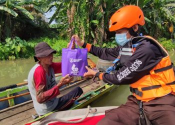 Pramuka Kota Tangerang Beri Paket Kebahagiaan Kepada Nelayan Sungai Cisadane – PRAMUKA.ID