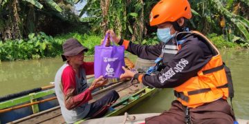 Pramuka Kota Tangerang Beri Paket Kebahagiaan Kepada Nelayan Sungai Cisadane – PRAMUKA.ID