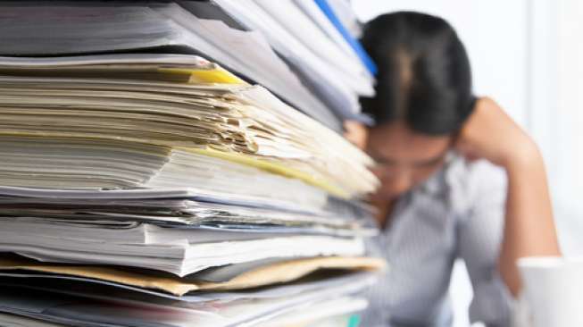 Ilustrasi pekerja stres menghadapi pekerjaan yang menumpuk. (Shutterstock)