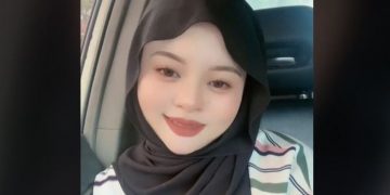 Tetap awet muda setelah melahirkan 7 orang anak.