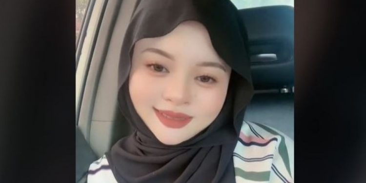 Tetap awet muda setelah melahirkan 7 orang anak.