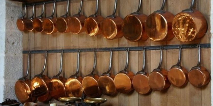 Mewarnai peralatan dapur dengan cat semprot.