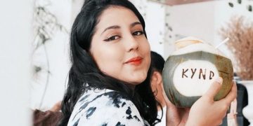 Membuat podcast horor.