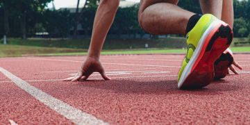 Sepatu lari lokal.