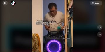 Mambangunkan anak sahur menggunakan speaker dan mic.
