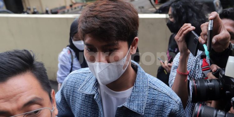 Gaya busana Rizki Billar juga tak mau kalah dari sang istri.