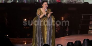 Gaun cantik Rossa saat konser tunggalnya.