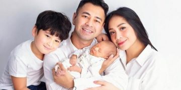 Outfit Baby Rayyanza menggunakan jumpsuit gemas.