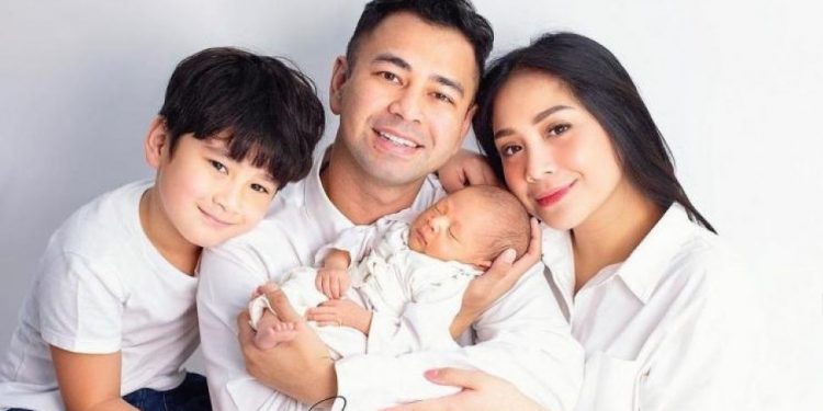 Outfit Baby Rayyanza menggunakan jumpsuit gemas.