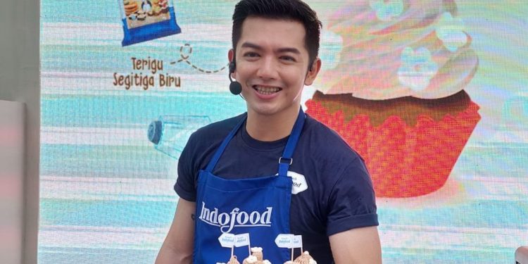 Nicky mencoba resep kue baru.