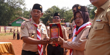 Kepala desa kalong mendapatkan penghargaan dari kwarran Leuwisadeng.