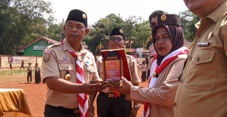 Kepala desa kalong mendapatkan penghargaan dari kwarran Leuwisadeng.