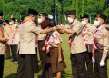 Penyematan tanda penghargaan oleh ketua kwarnas kak Budi Waseso.