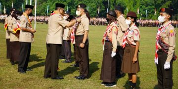 Penyematan tanda penghargaan.