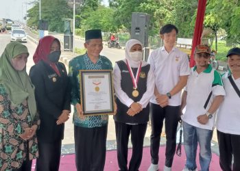 Bendera Terpanjang Pecahkan MURI, Gubernur Khofifah Kobarkan Nasionalisme