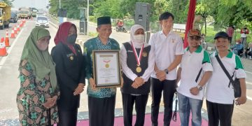 Bendera Terpanjang Pecahkan MURI, Gubernur Khofifah Kobarkan Nasionalisme