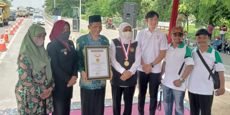 Bendera Terpanjang Pecahkan MURI, Gubernur Khofifah Kobarkan Nasionalisme