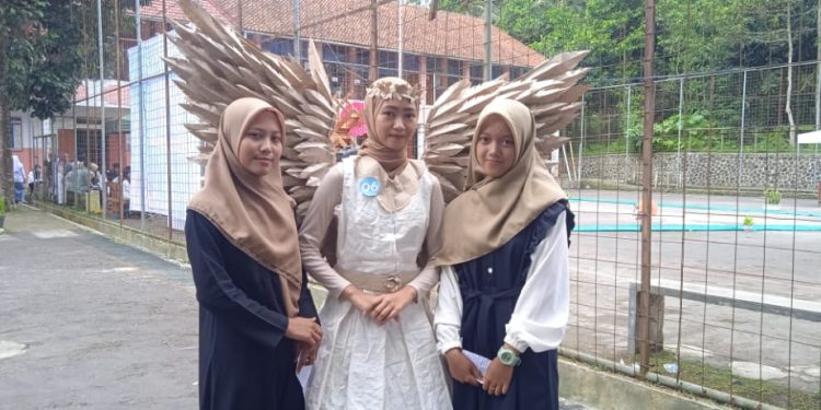 Siswi SMK Daarul Abroor menyulap kertas nasi menjadi karya seni menakjubkan.