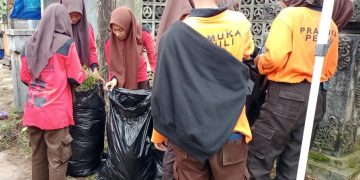 aksi pramuka sumpiuh pungut sampah tahun baru