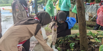 Kwarran Cibinong bersama Eco Ranger Melaksanakan Bersih Lingkungan di Alun-alun Cirimekar