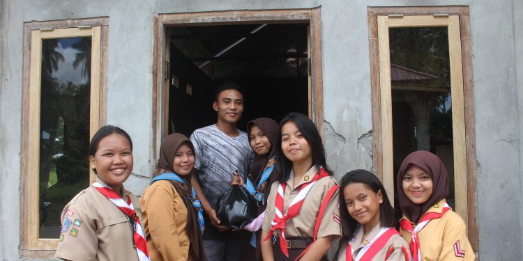 Pengurus Dewan Penggalang dan Osis SMP Negeri 2 Tutuyan Bagikan Sembako di Hari Baden-Powell 2023