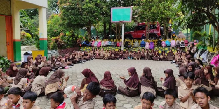 Latihan Rutin, Penggalang SDN Sukaharja 02 Cijeruk Belajar Beragam Bentuk Barisan dengan Permainan Asyik
